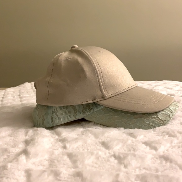 🤍NWOT 2 Super cute Women’s Caps🤍 - Picture 4 of 5